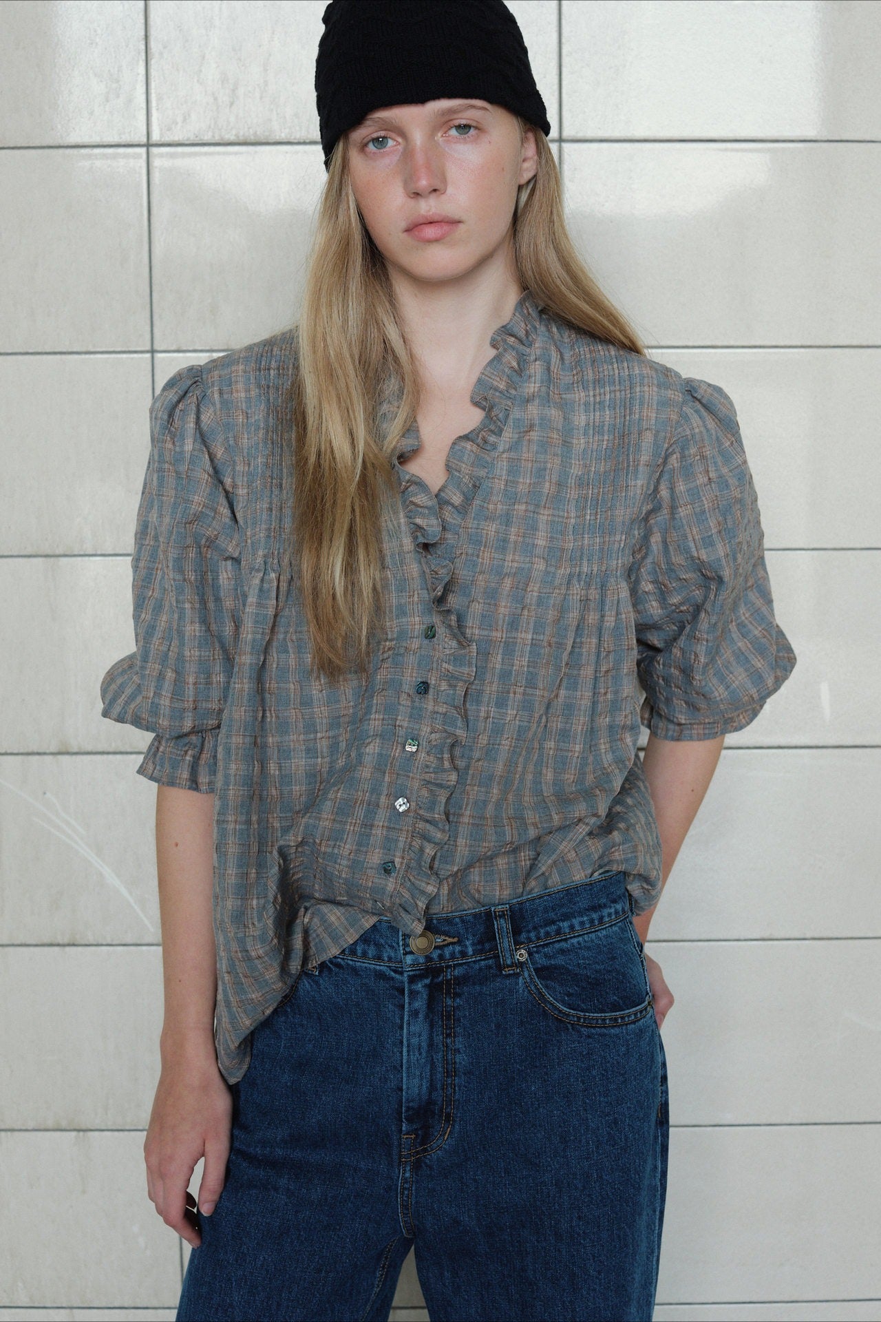 Blusa informal de manga larga a cuadros con volantes