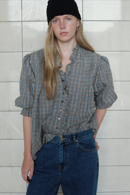 Blusa informal de manga larga a cuadros con volantes
