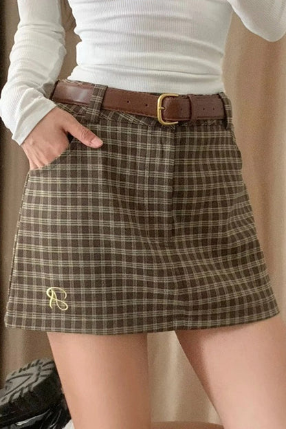 Falda a cuadros de talle bajo con bordado de letras