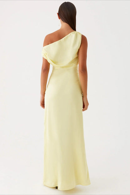 Vestido formal de cuello asimétrico liso