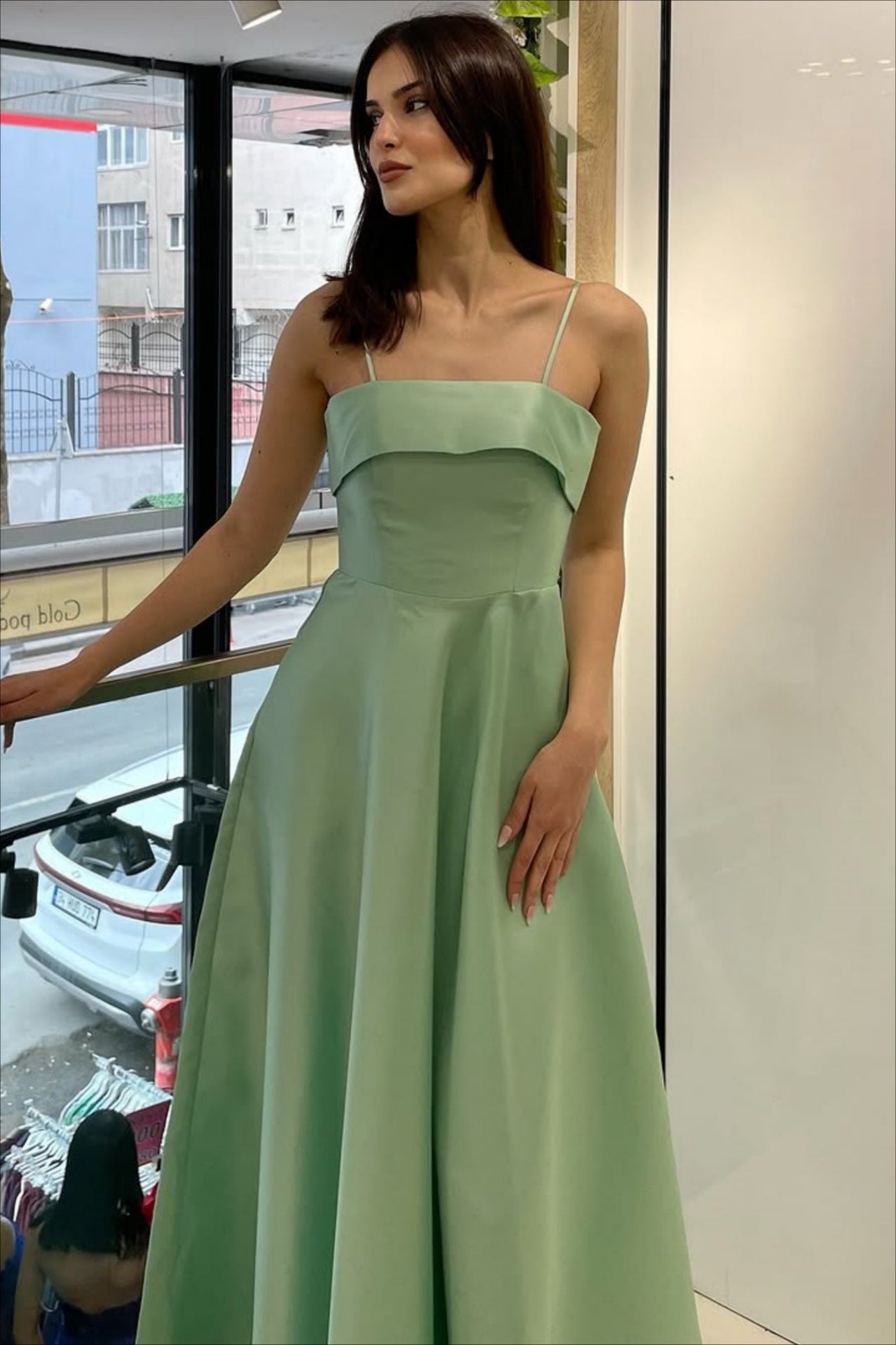 Elegante vestido de noche vintage de satén liso
