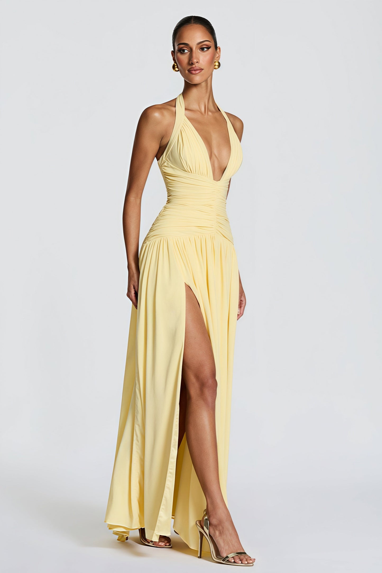 Elegante vestido maxi con cuello halter y espalda descubierta con abertura