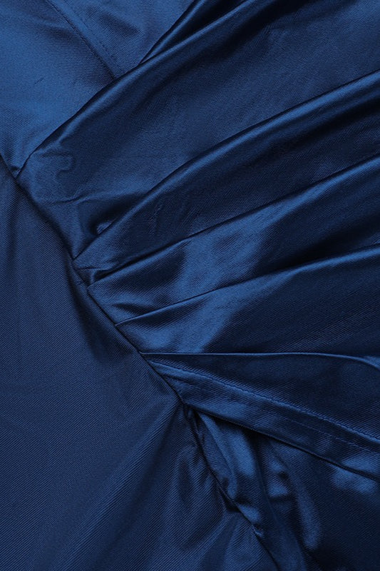 Vestido formal de satén con corsé de escote pronunciado y abertura