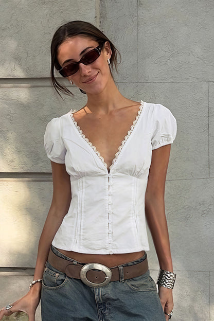 Blusa de encaje con retales, cuello de pico y mangas abullonadas