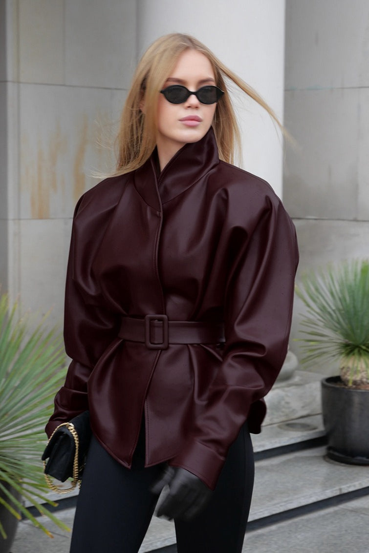Chaqueta de cuero tipo gabardina con cuello alto