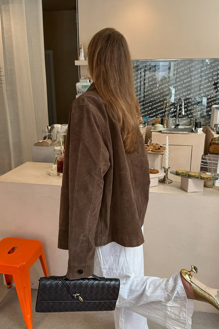 Chaqueta de ante marrón con solapa de muesca