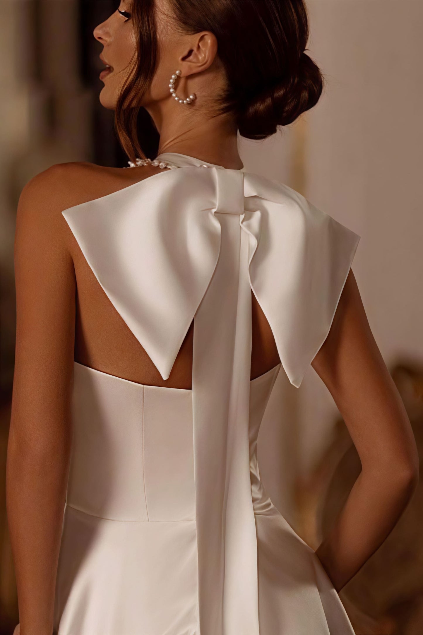 Elegante Vestido de Recepción de Raso con Cuello Halter y Cola