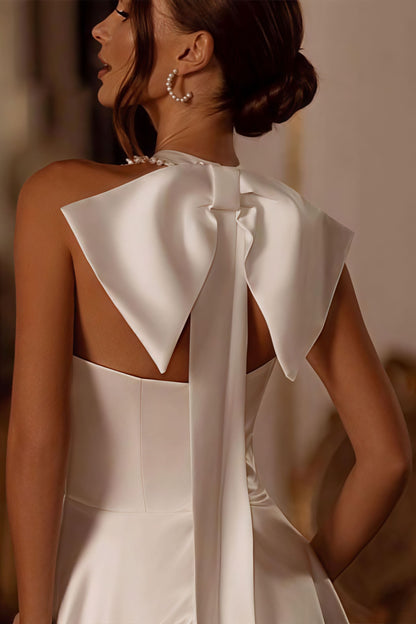Elegante Vestido de Recepción de Raso con Cuello Halter y Cola