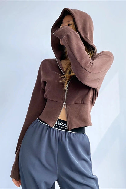Sudadera con capucha corta, doble cremallera y corte ajustado