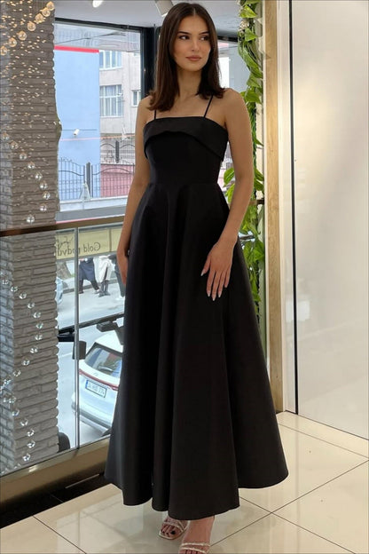 Elegante vestido de noche vintage de satén liso