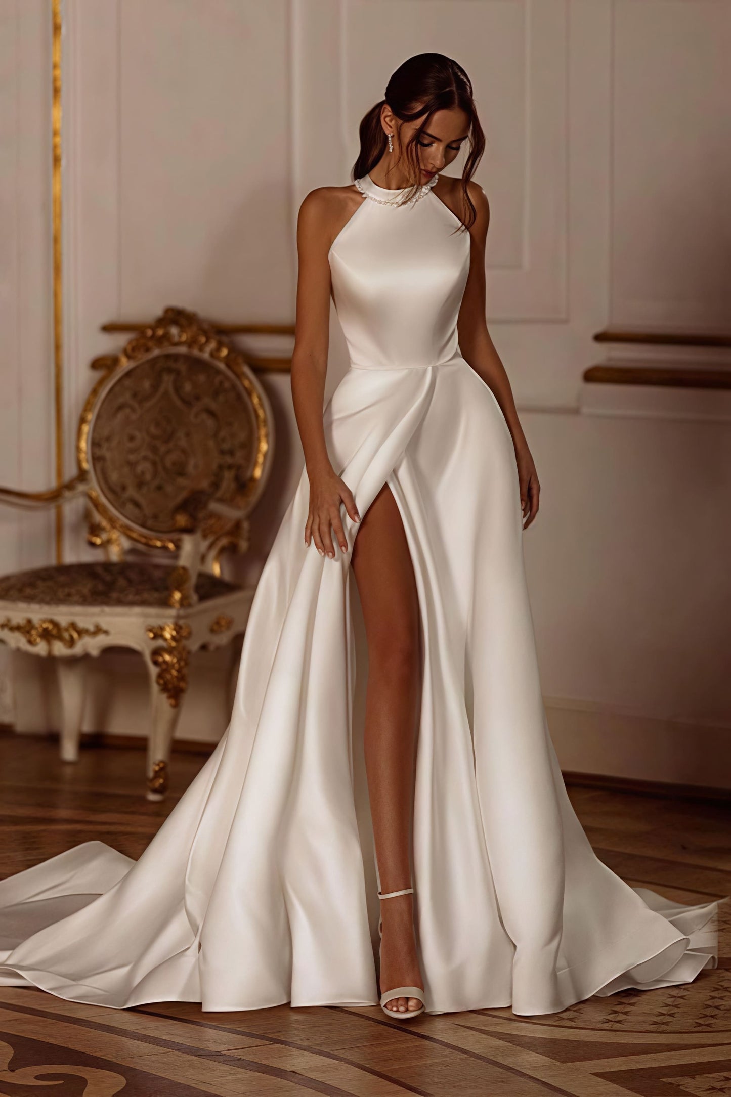 Elegante Vestido de Recepción de Raso con Cuello Halter y Cola