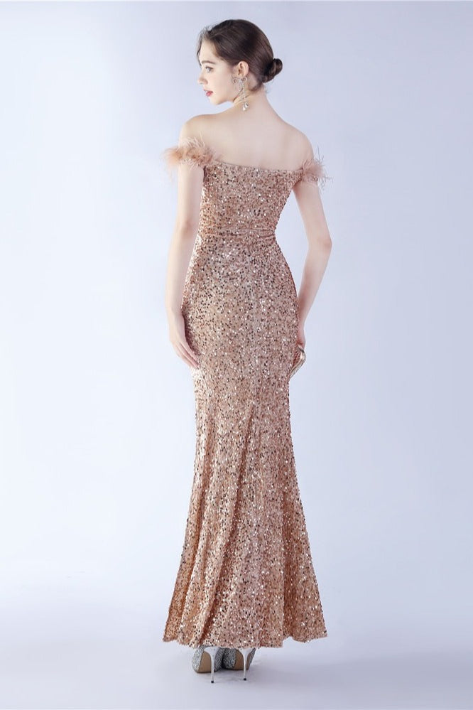 Vestido formal de terciopelo con lentejuelas y plumas de avestruz, con hombros descubiertos