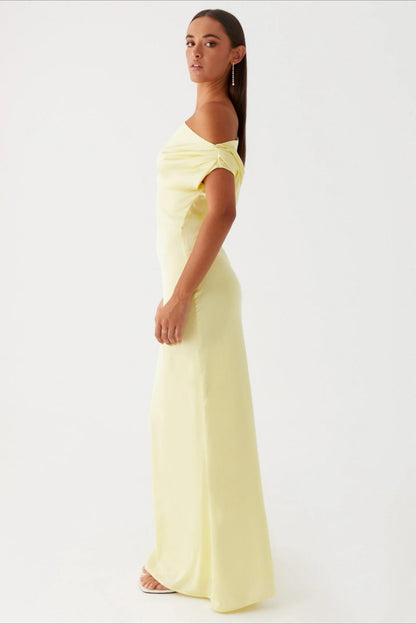Vestido formal de cuello asimétrico liso