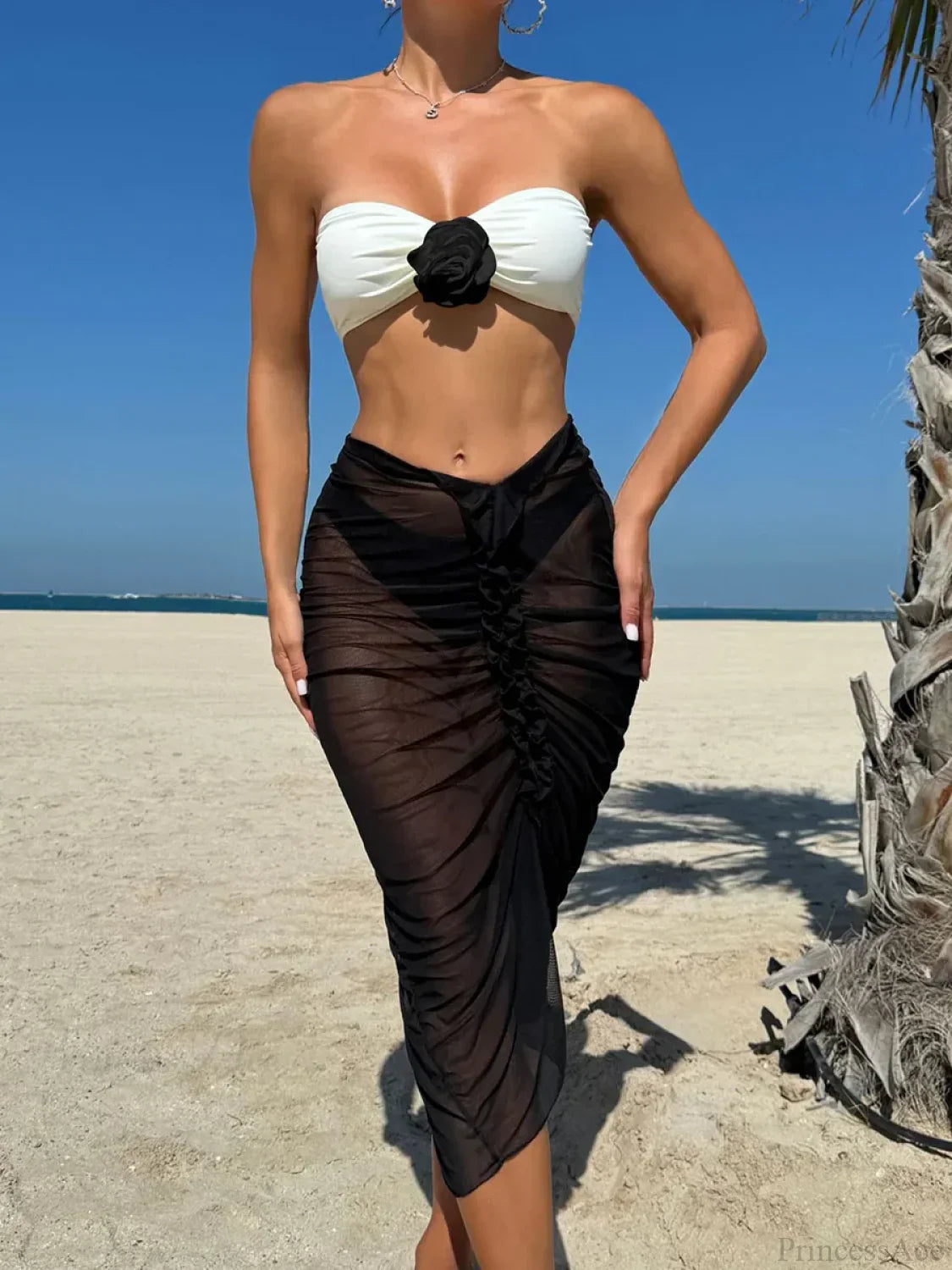 Traje de baño de tres piezas con bikini tipo bandeau de flores en 3D y falda de malla
