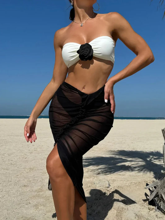 Traje de baño de tres piezas con bikini tipo bandeau de flores en 3D y falda de malla