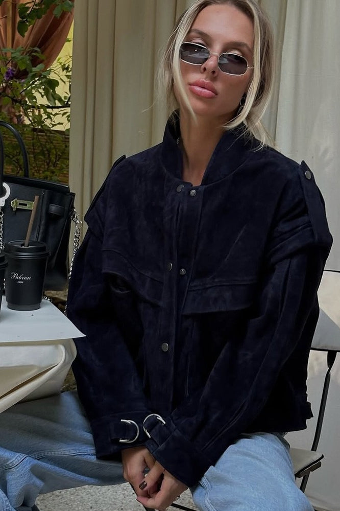 Chaqueta de gamuza con hombros anchos y bolsillos