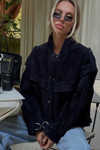Chaqueta de gamuza con hombros anchos y bolsillos