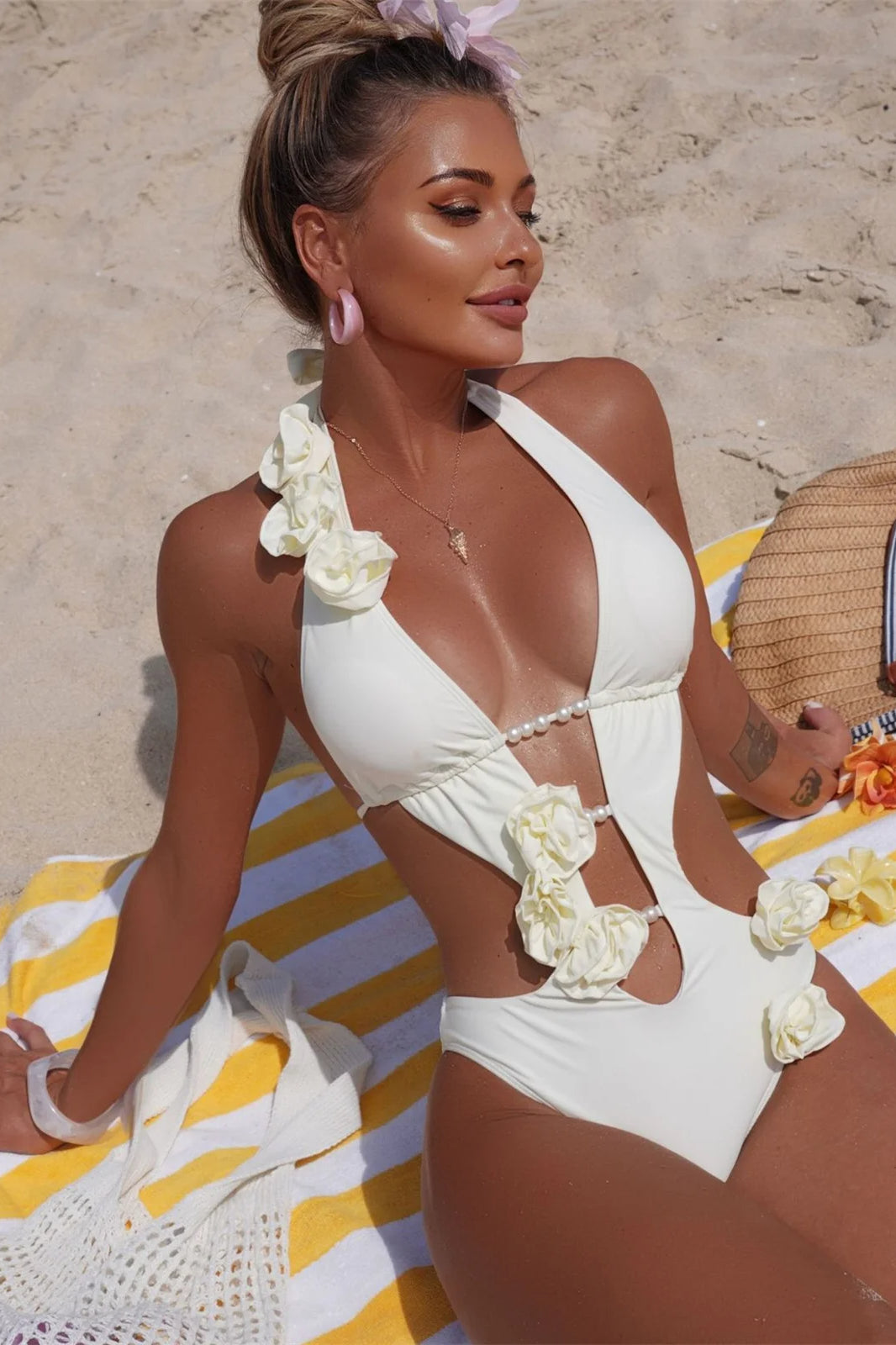 Conjunto de bikini de una pieza con detalles de perlas