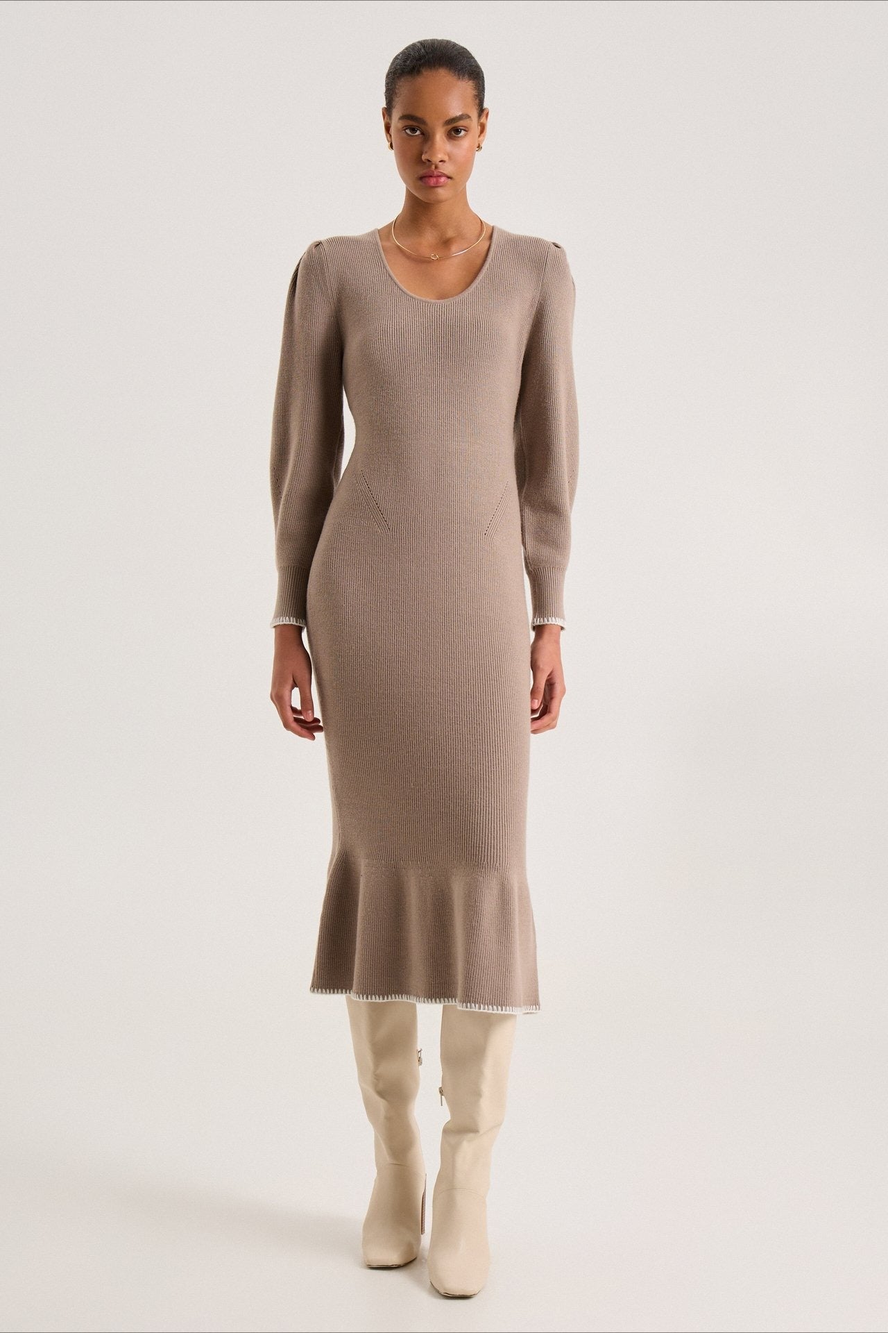 Vestido de suéter con volantes y ribete en contraste