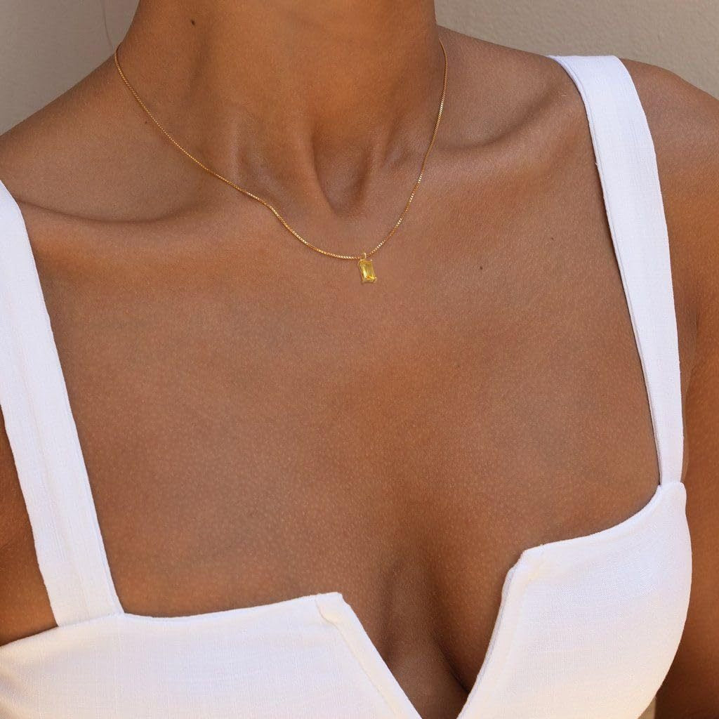 Collar Minimalista Cuadrado con Circones