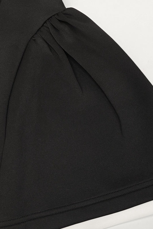 Vestido de cóctel bustier con volantes en contraste