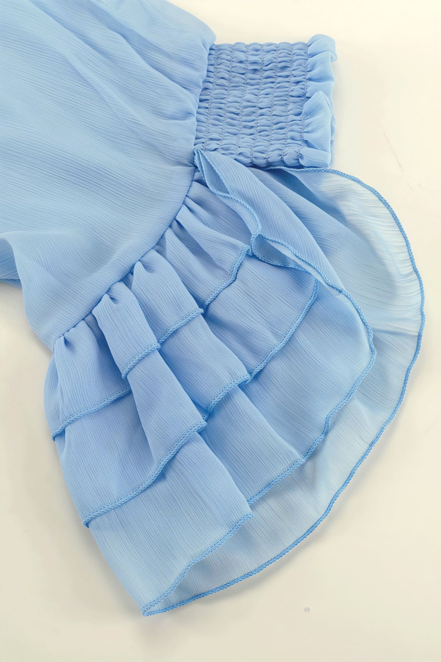Minivestido escalonado de malla transparente con lazo y manga larga