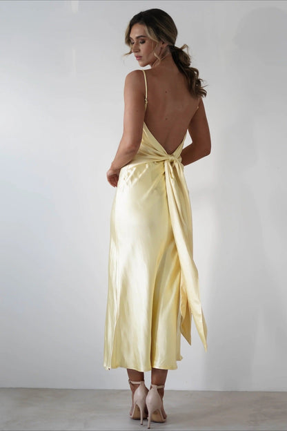 Vestido de fiesta sin espalda con lazo de satén