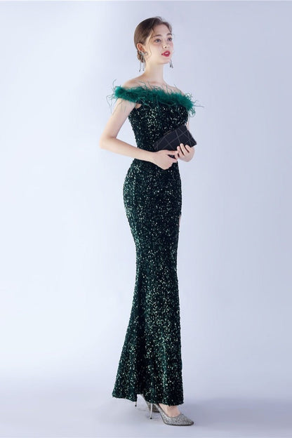 Vestido formal de terciopelo con lentejuelas y plumas de avestruz, con hombros descubiertos