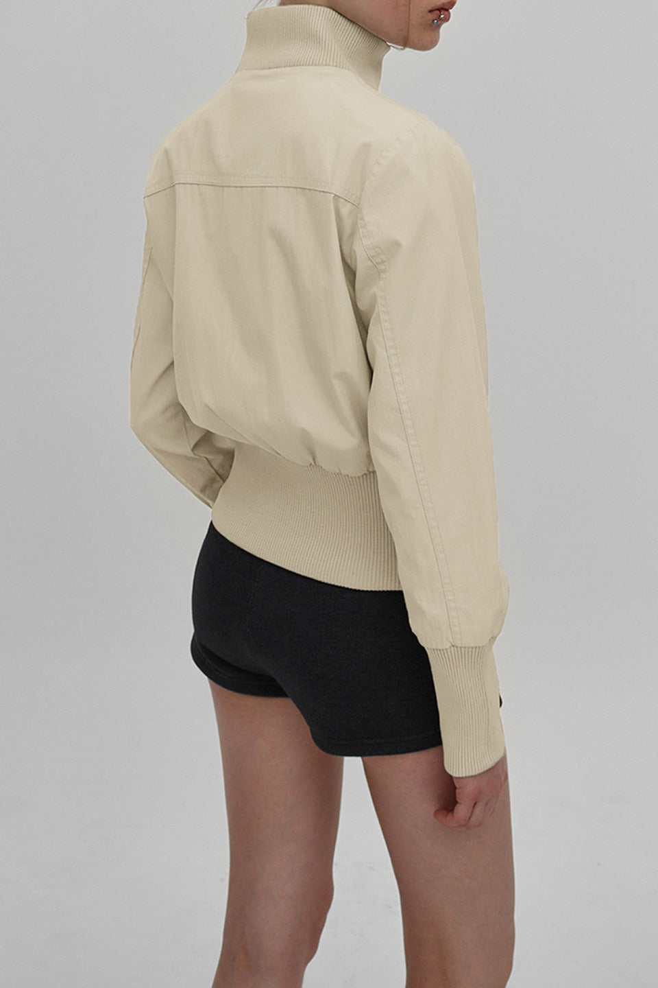 Chaqueta con cuello alto y cinturón estilo utilitario