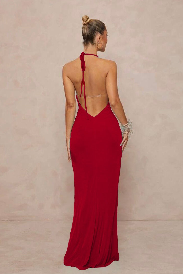 Vestido maxi sin espalda con cuello halter en V profundo y fruncido con adornos metálicos