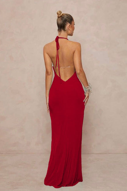 Vestido maxi sin espalda con cuello halter en V profundo y fruncido con adornos metálicos