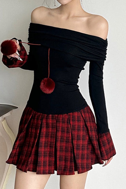 Minivestido con pompones, hombros descubiertos, bloques de color y cuadros con puños