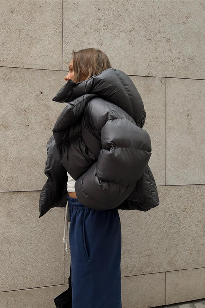 Chaqueta acolchada corta con capucha