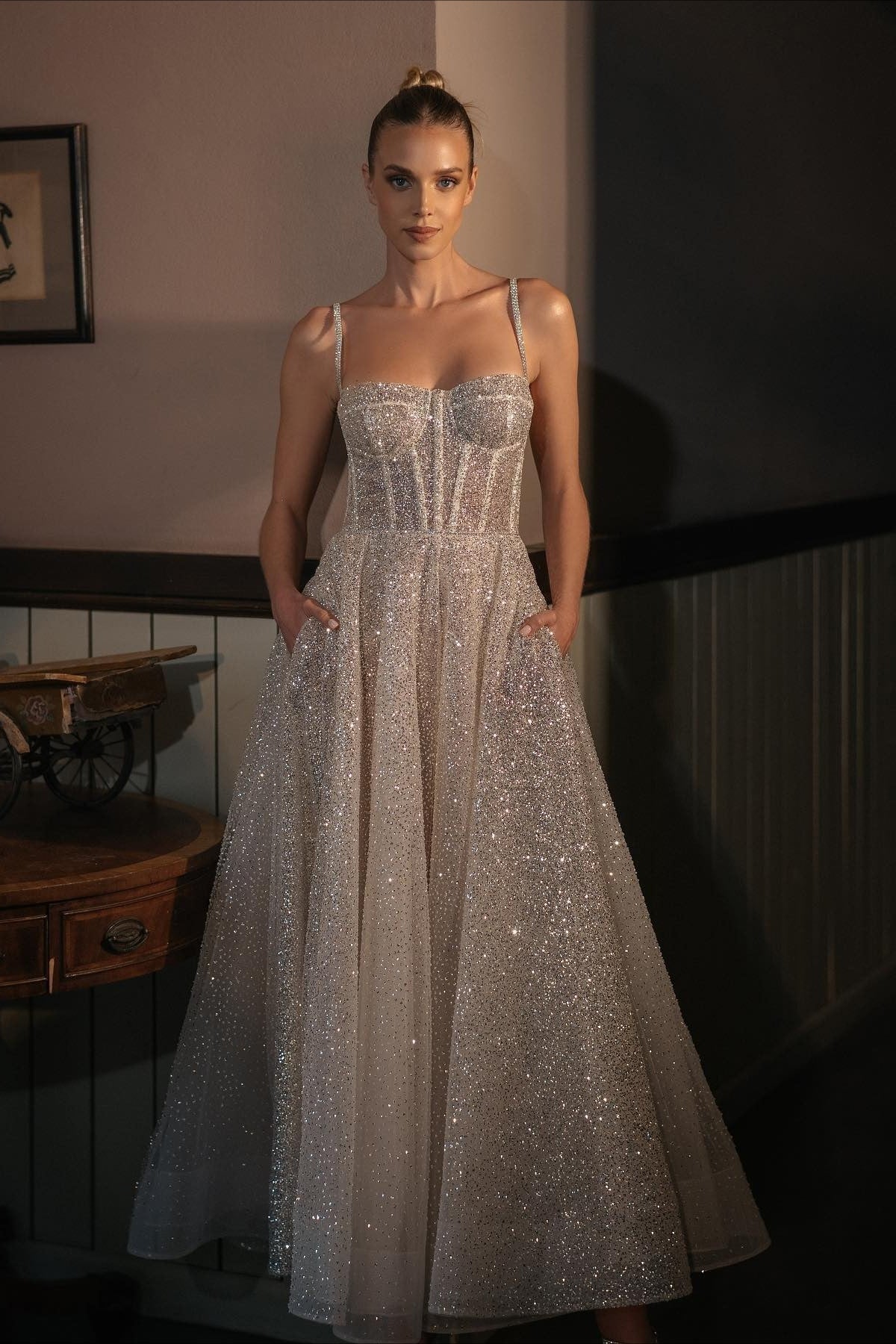 Vestido midi de recepción de tul con lentejuelas plateadas y corsé Cami