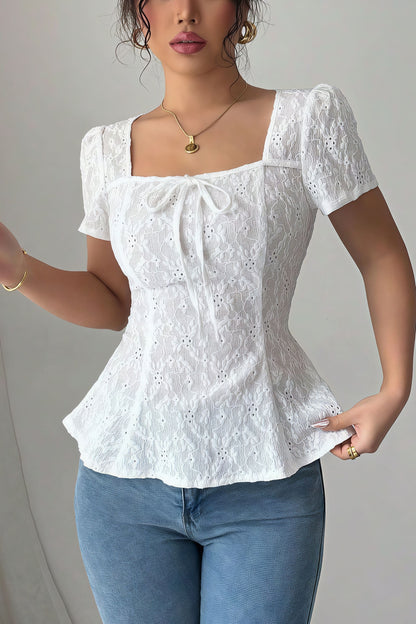 Blusa de encaje con lazo y manga corta con escote cuadrado