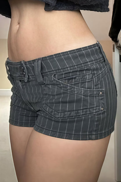 Pantalones cortos de mezclilla de talle bajo con doble botonadura