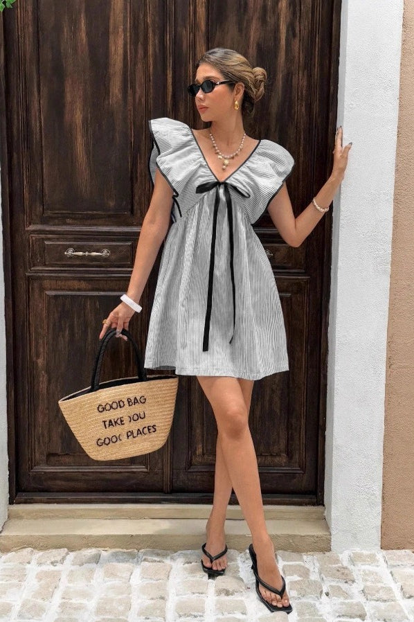 Minivestido con cuello en V a rayas y volantes en las mangas