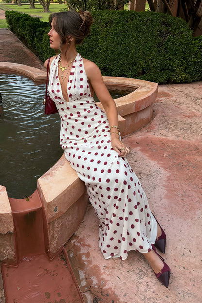 Vestido largo sin espalda con cuello halter, cintura fruncida y lunares