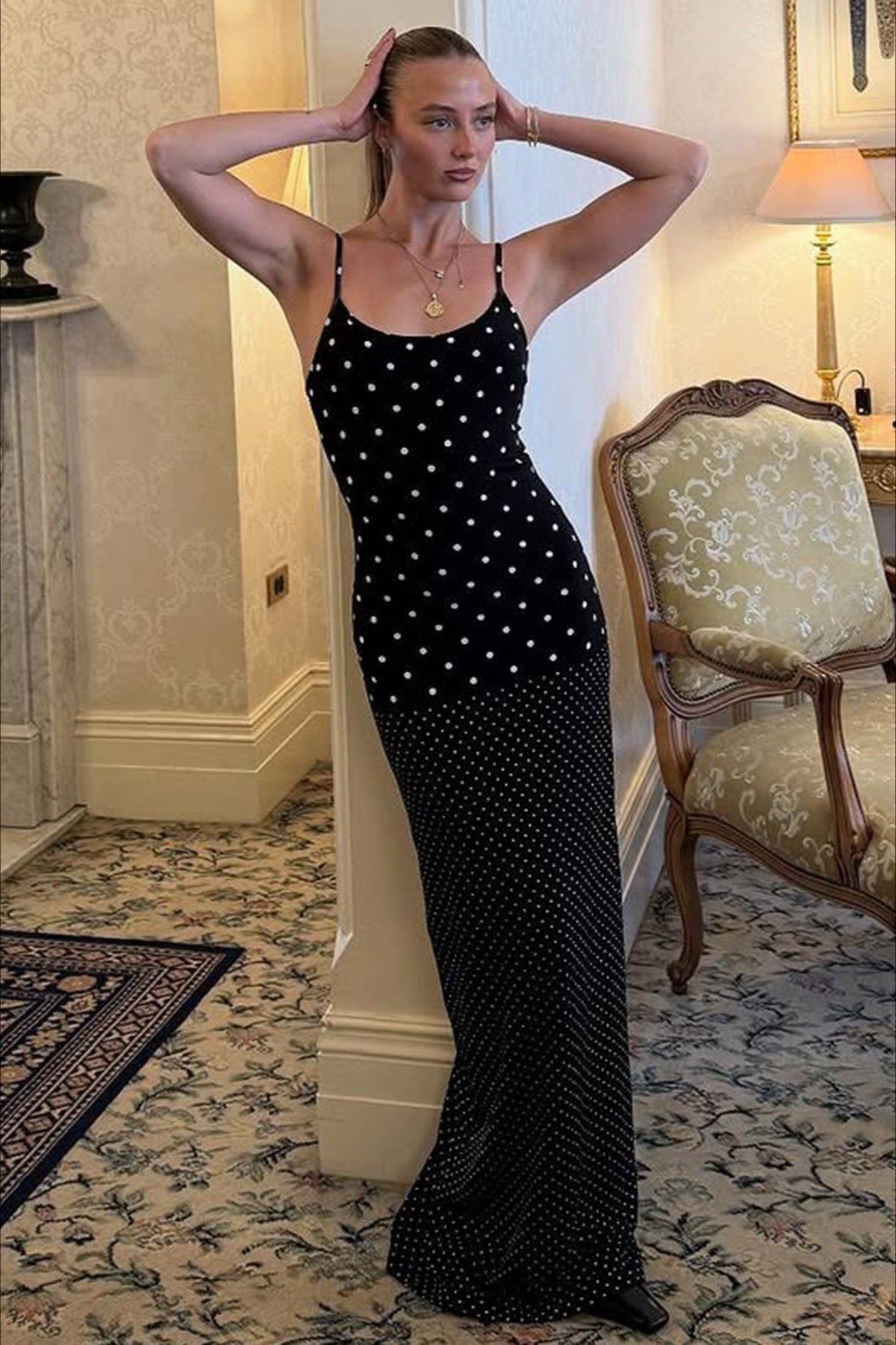 Vestido largo ajustado de lunares con tirantes