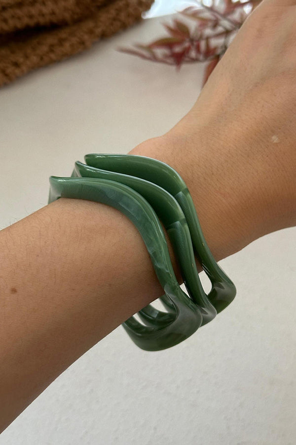 Stylish and Minimalist Geometric Dyed Acrylic Bracelet