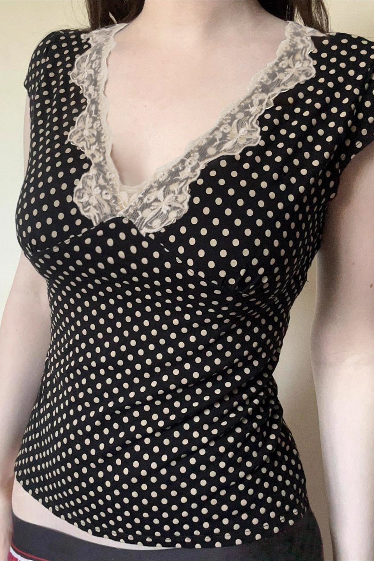 Blusa de encaje con cuello en V profundo y lunares