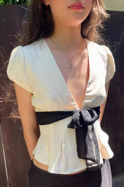 Blusa con escote en V profundo y lazo en la cintura