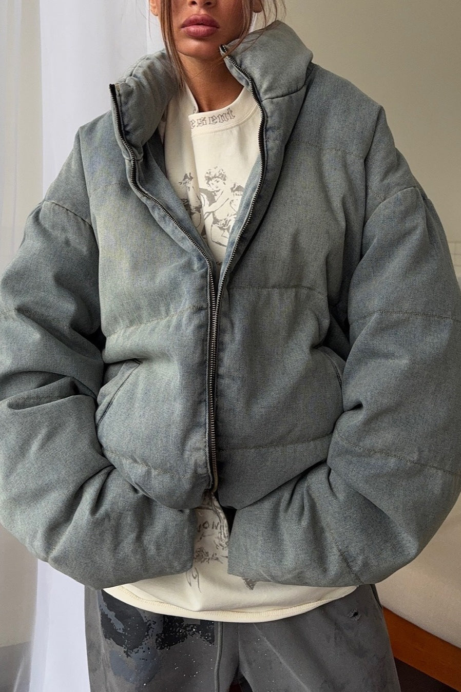 Chaqueta acolchada de cuello alto de mezclilla lavada