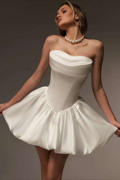 Vestido de recepción de satén fruncido con escote tipo bandeau