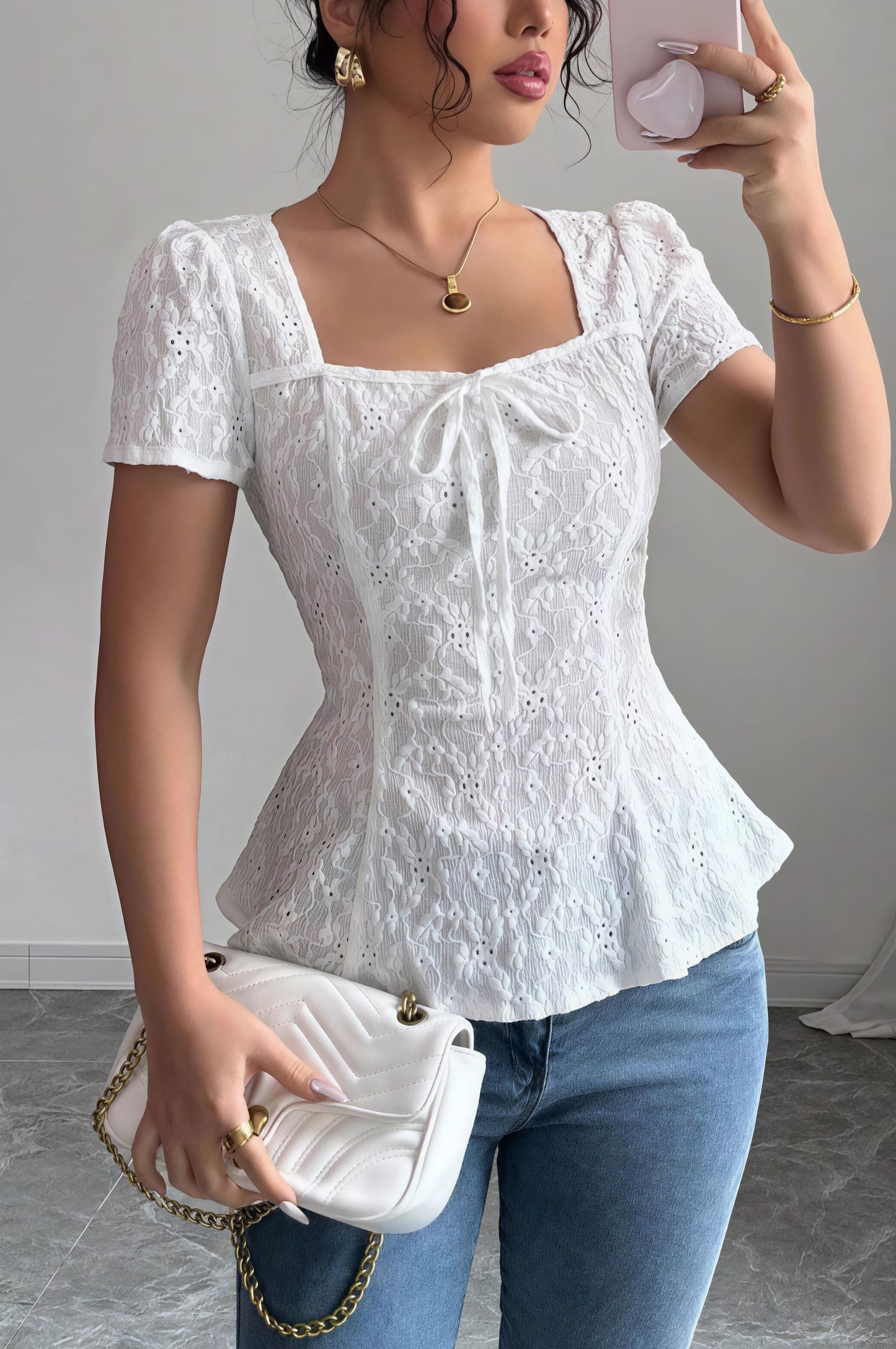 Blusa de encaje con lazo y manga corta con escote cuadrado