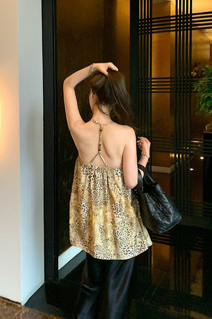 Camiseta de chifón con cuello de pico, estampado de leopardo y abalorios