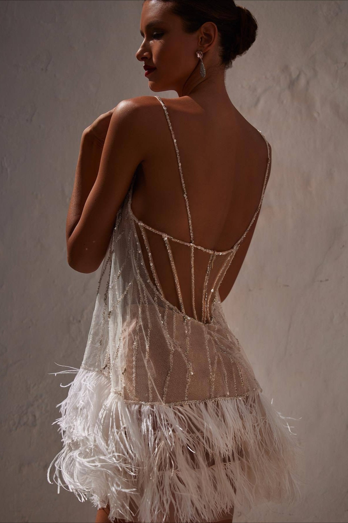 Vestido de fiesta con lentejuelas, flecos y espalda descubierta