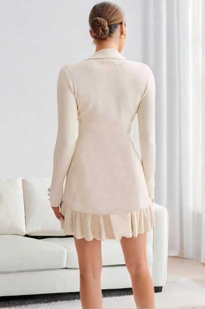 Vestido de punto con cuello con volantes y botones de perlas