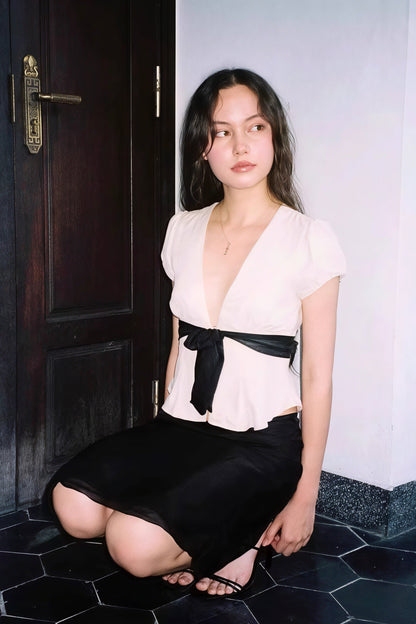 Blusa con escote en V profundo y lazo en la cintura