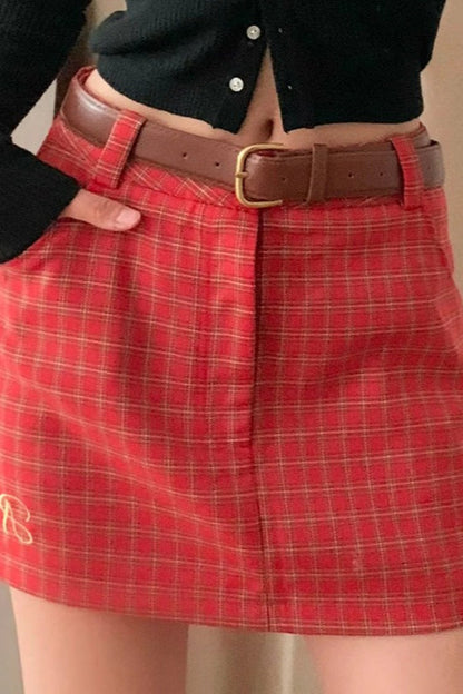 Falda a cuadros de talle bajo con bordado de letras